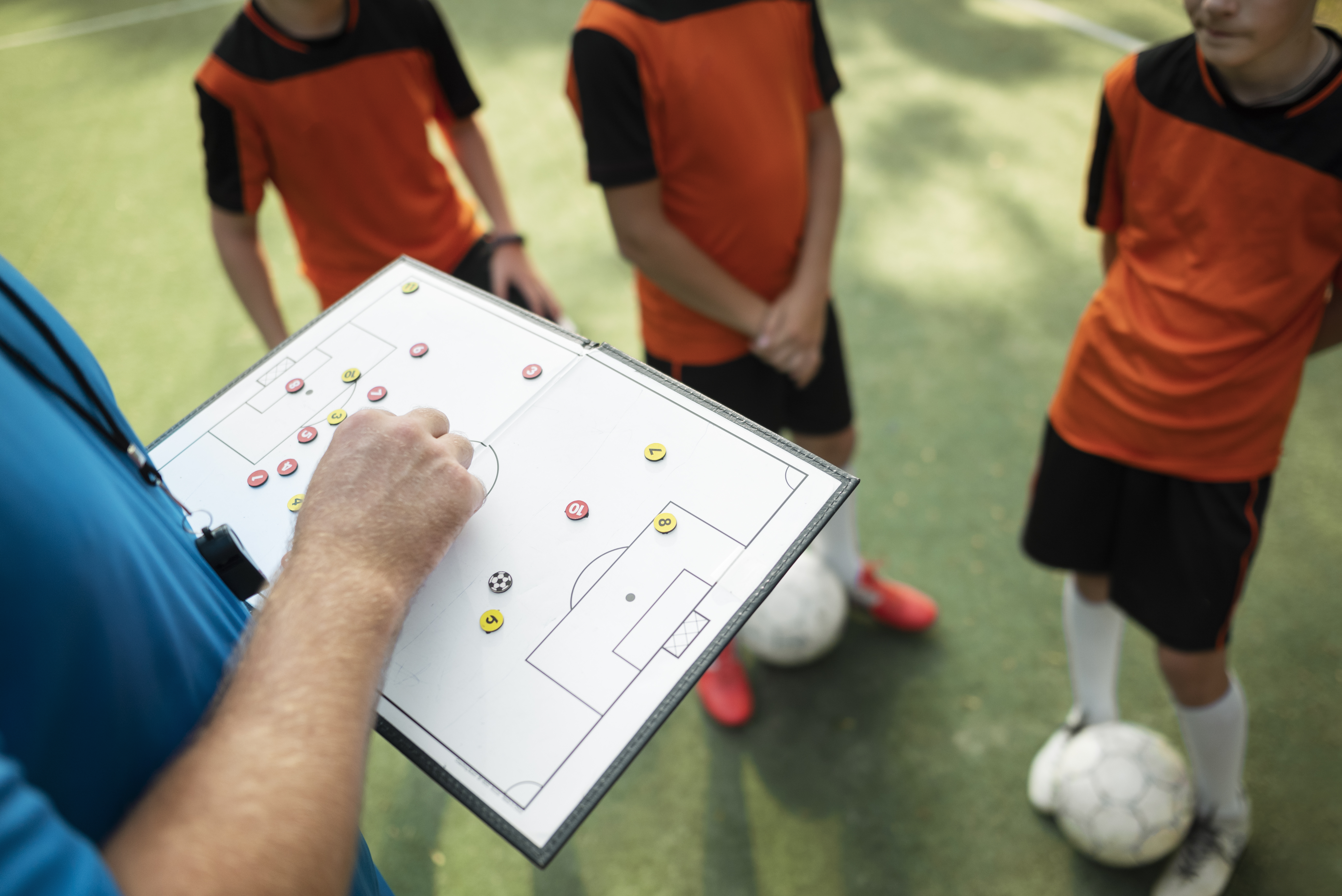 Jugadores de futbol base entrenando